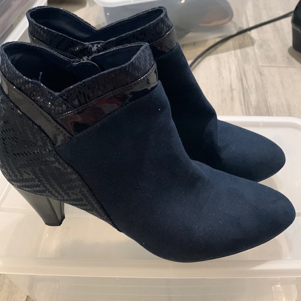Karen Scott navy blue heeled boots.